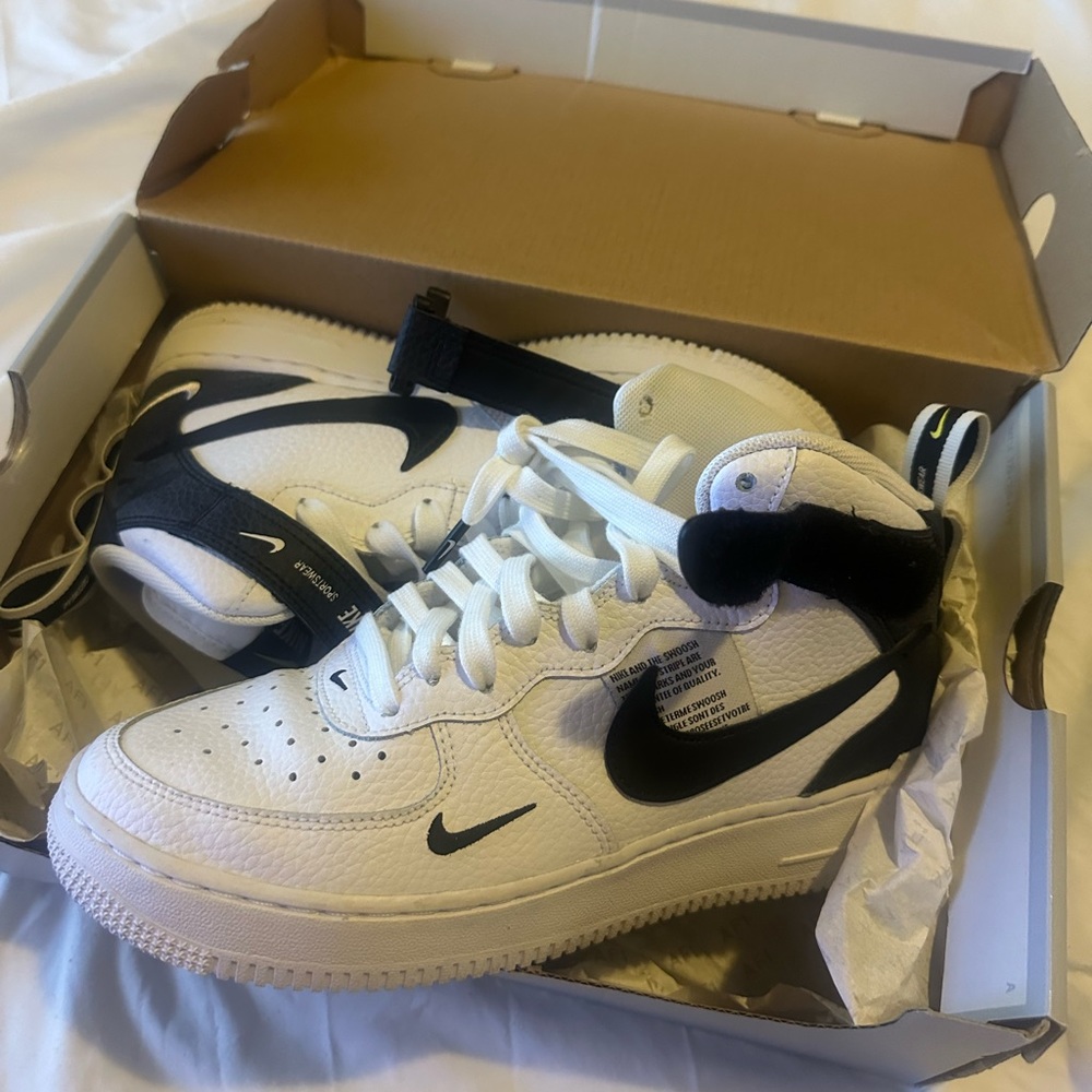 Nike Air Force 1 Mid LV8.